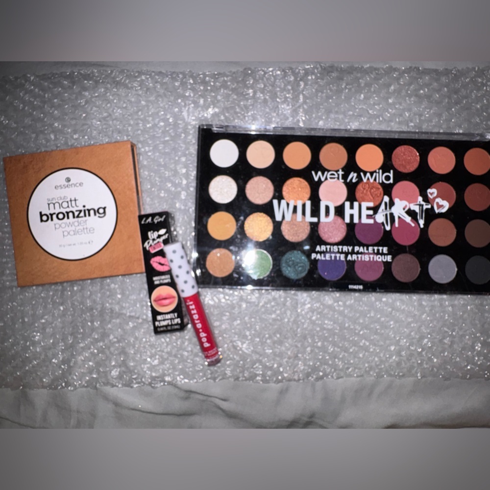 W&W 32 Eye Shadow 
Essence bronzing Contour  
LIP Plumper & Paparazzi‎ Lip gloss